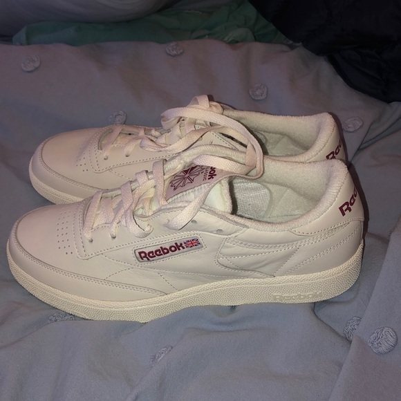 Reebok sneakers with red detailing - Picture 3 of 3